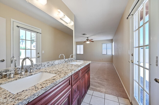 Building Photo - 6830 E Paradise Ln