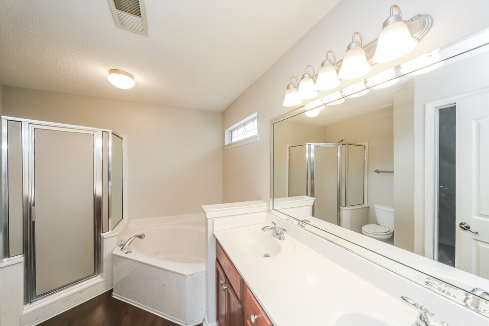 Building Photo - 4230 Ravenwood Dr N