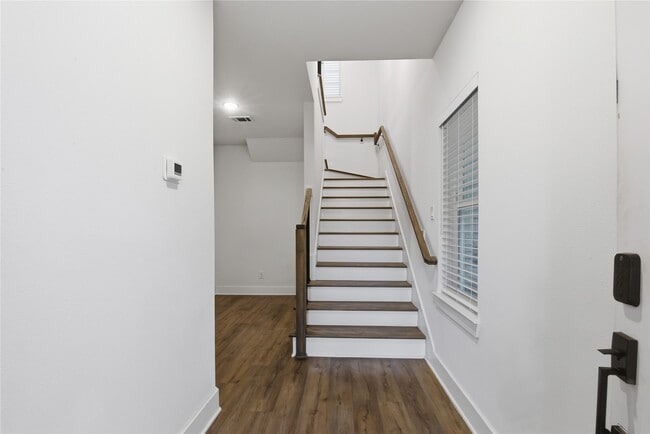 Building Photo - 1243 W 23rd St