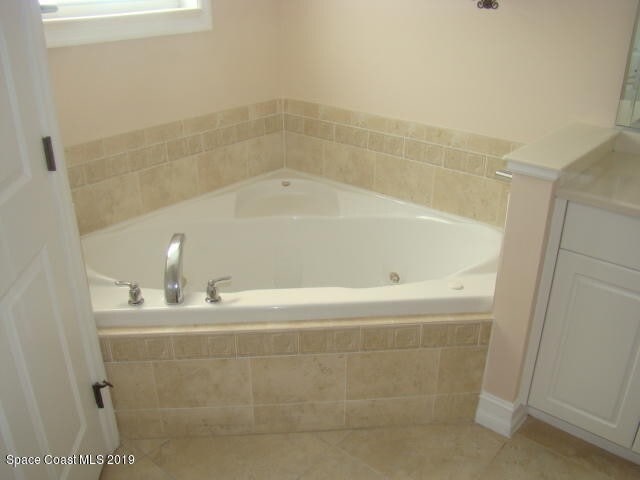 Building Photo - Water front condo