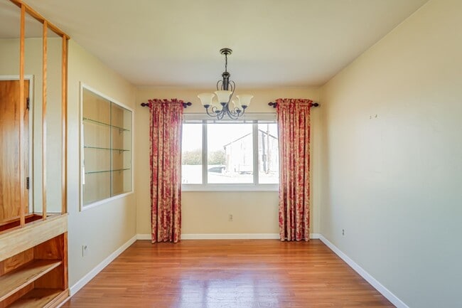 Building Photo - Charming Farmhouse Retreat in Northwest Bakersfield!