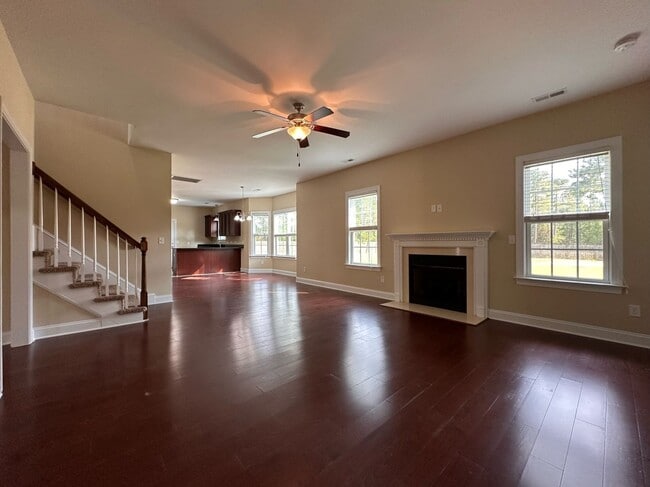 Building Photo - Perfect on Pineflat!