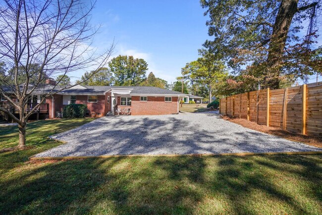 Building Photo - 2234 Edgemore Dr SE