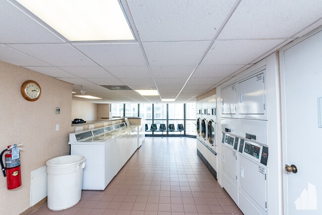 Building Photo - 10 E Ontario St