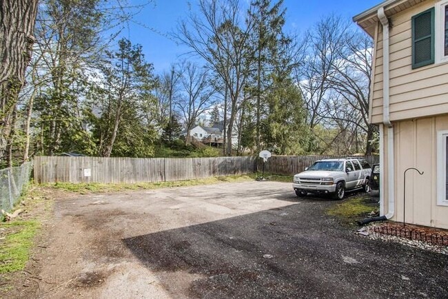 Building Photo - 2-Bed/1-Bath Town House, 850 sq. ft. - Ask...