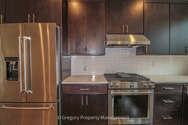 Building Photo - Newer Luxury 4 Bed 3 Bath 2 Car Garage Townhouse in Desirable Downtown Bothell Location. Walk to ...