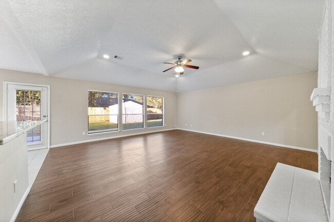 Building Photo - 802 Foxglove Dr