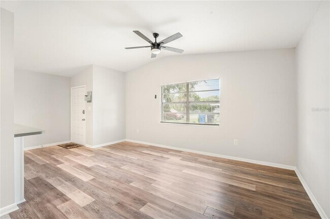 Building Photo - 9618 Pineridge Ave