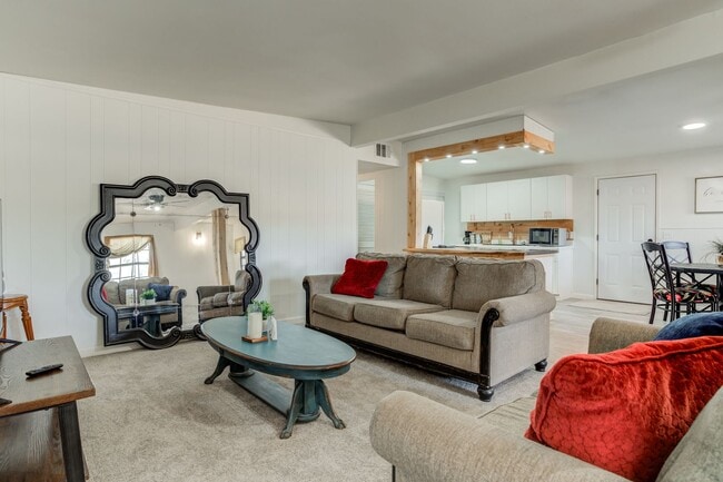 Building Photo - Chic 3 Bedroom in Caprock