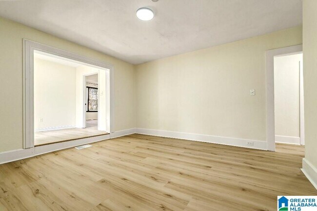 Building Photo - 425 Oak St