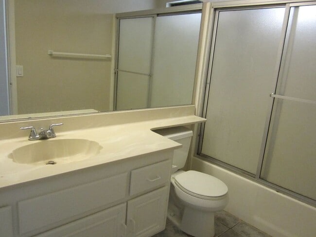 Building Photo - Nice 3 BR in Great MoVal Neighborhood