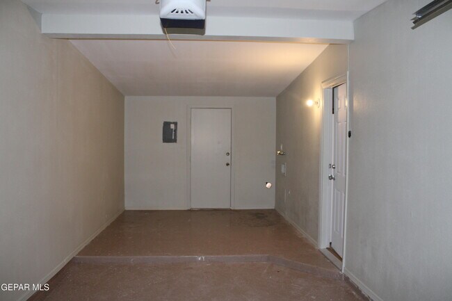 Building Photo - 10465 Omega Cir