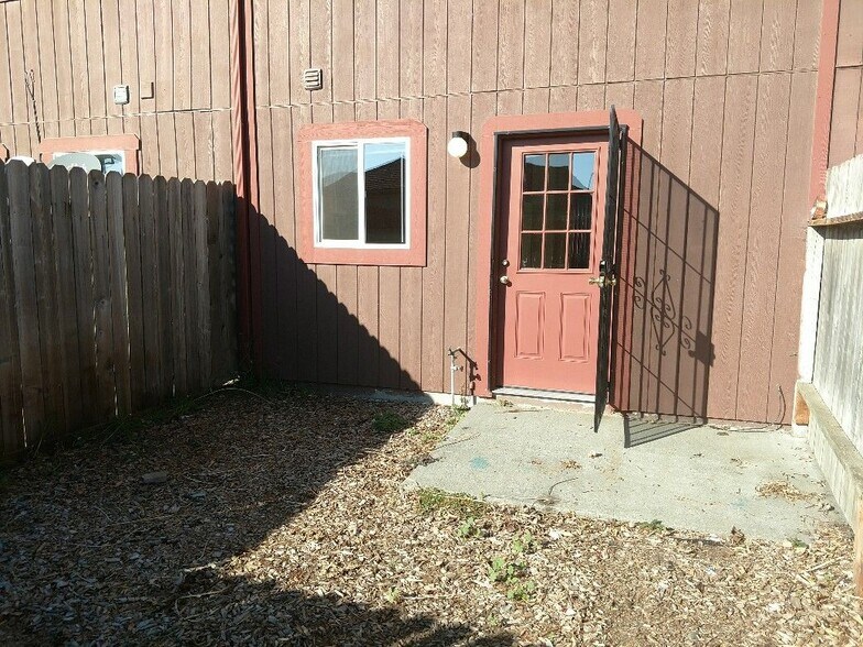 Building Photo - 1600 Fischer Ave