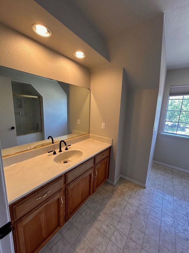 Building Photo - Beautiful home for rent in Visalia!