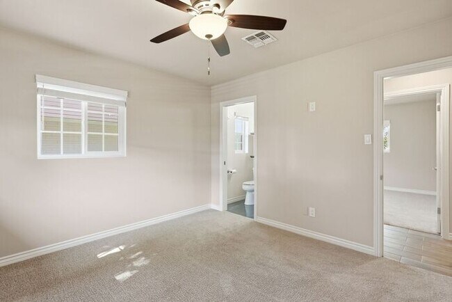 Building Photo - Modern 4 Bedroom, 3 Bathroom Home