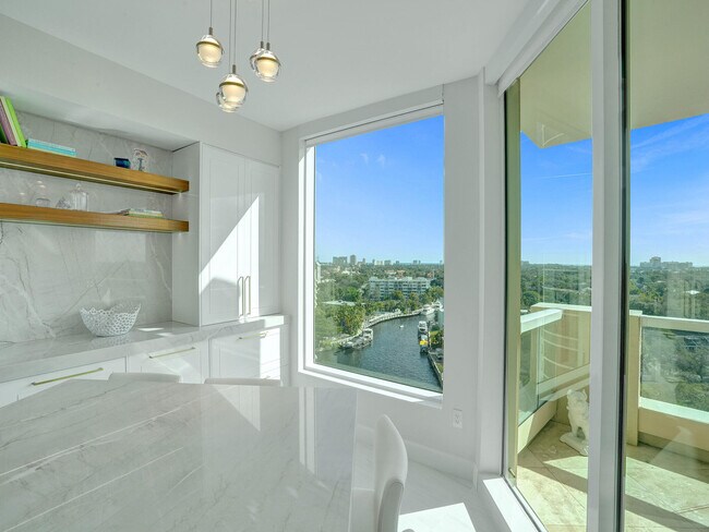 Building Photo - 411 N New River Dr E