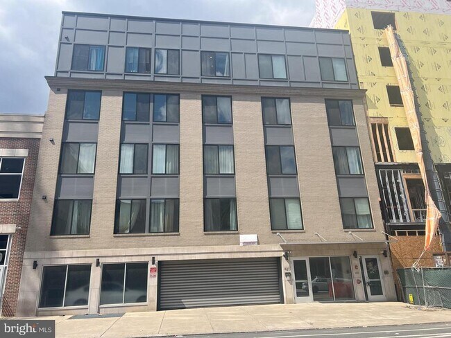 Building Photo - 4217 Chestnut St