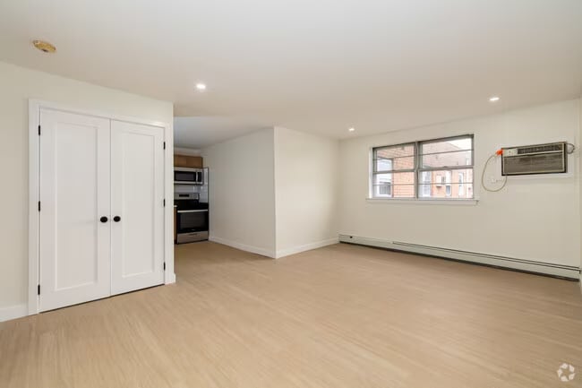 Building Photo - 921 Tyson Ave