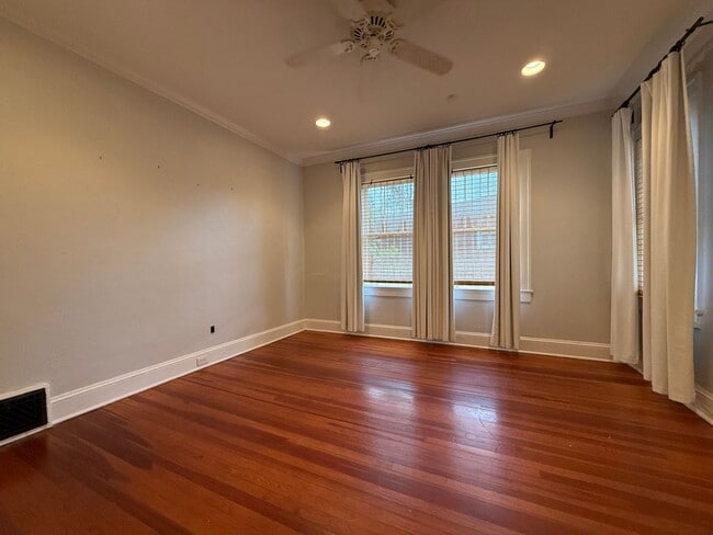 Building Photo - DOWNTOWN house with W/D avail NOW!