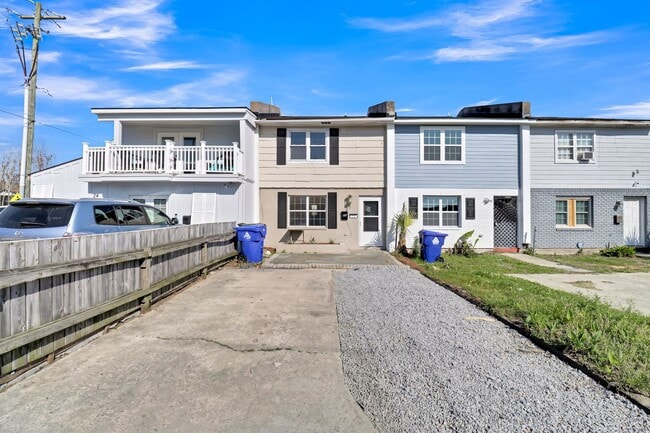 Building Photo - 4 BR, 2 BATH townhouse in downtown Charleston, SC.