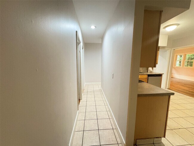 Building Photo - 42 Burlison Ave