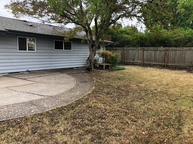 Building Photo - Updated 3 bedroom 1 1/2 bath home in a gre...