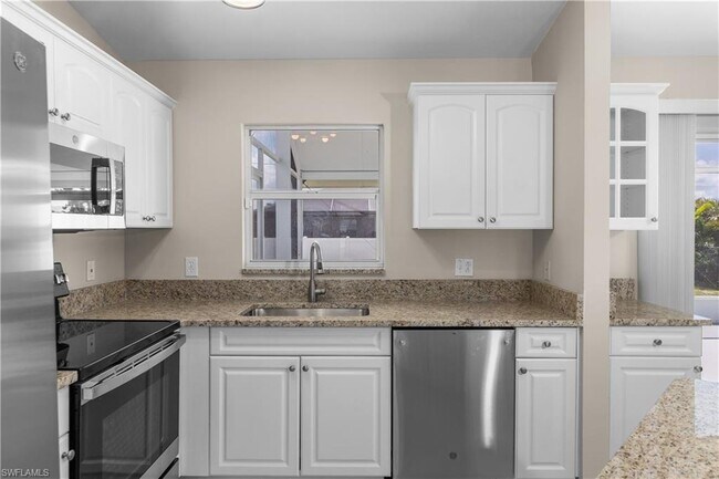 Building Photo - 2721 SW 12th Ave