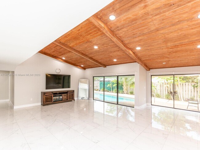 Building Photo - 741 E Plantation Cir