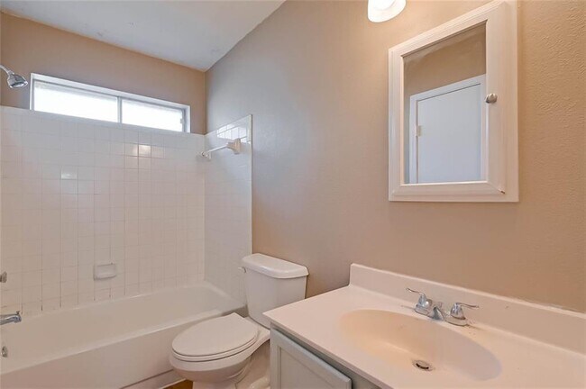Building Photo - 2411 Country Pl Dr