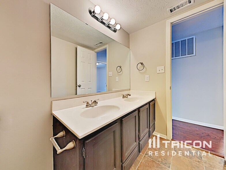 Building Photo - 3737 W 42nd Terrace