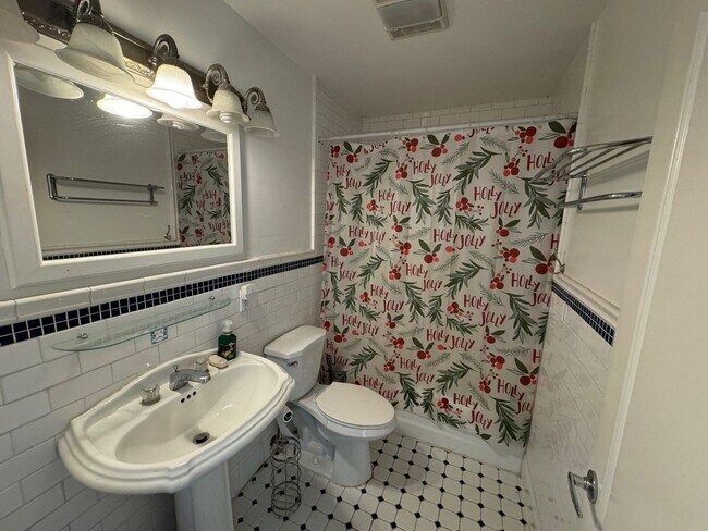 Building Photo - 2 Bedroom/1.5 Bathroom Townhouse Available in Union City!!