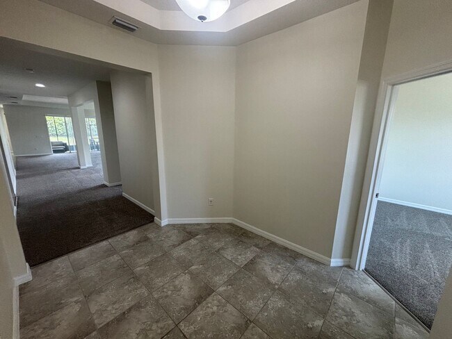 Building Photo - Spacious 4/2.5 Near 200