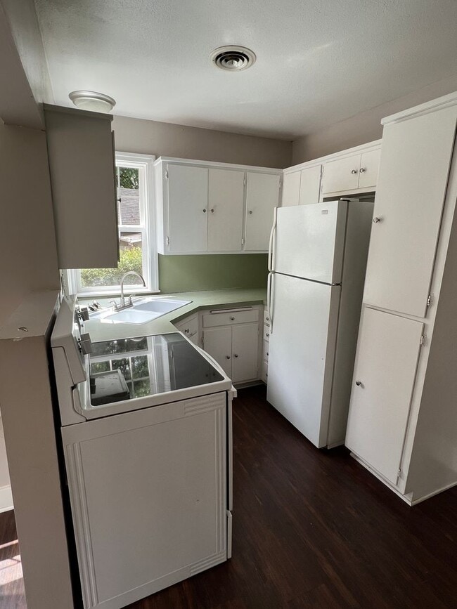 Building Photo - 4 Bed, 1 Bath, Large fenced yard, Shop, En...