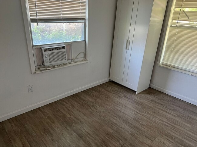 Building Photo - For Rent: Charming 1 Bed / 1 Bath Duplex w...