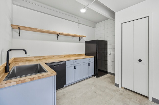 Building Photo - 415 S Weber St