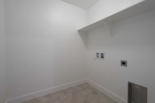 Building Photo - Well Maintained, 3 Bedroom and 2.5 Bathroom Townhome in Desert Color! Internet Included!