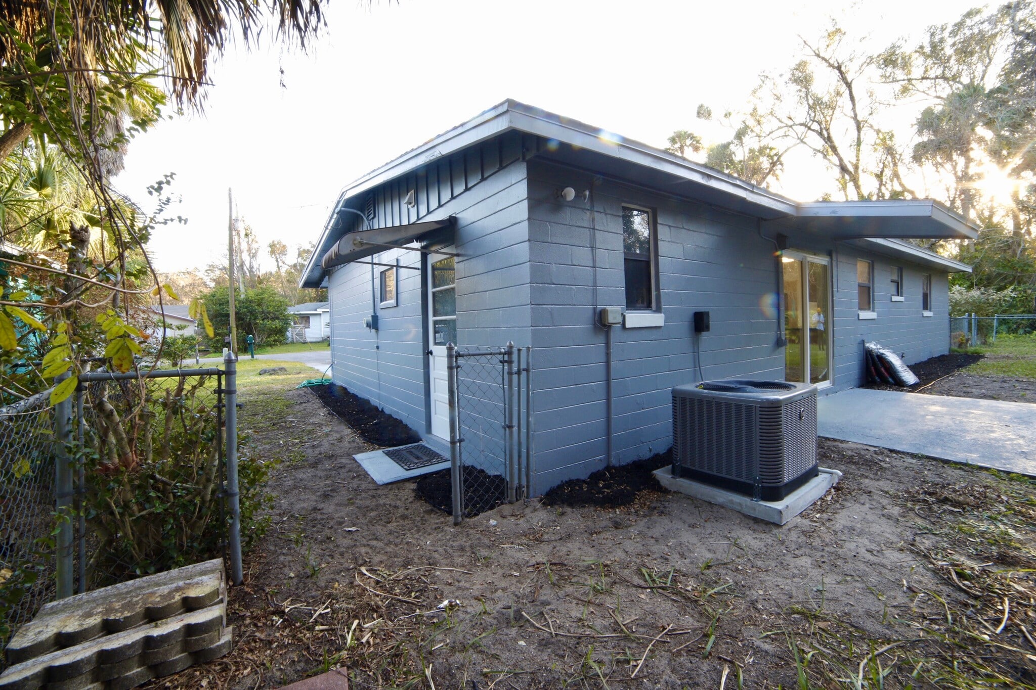 Side Entrance - 113 Astor St