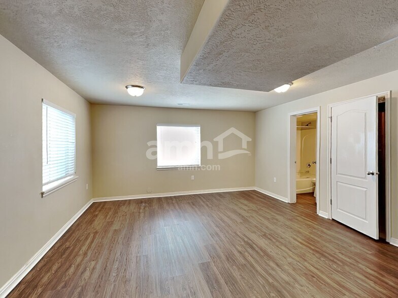 Building Photo - 10526 Doral Dr