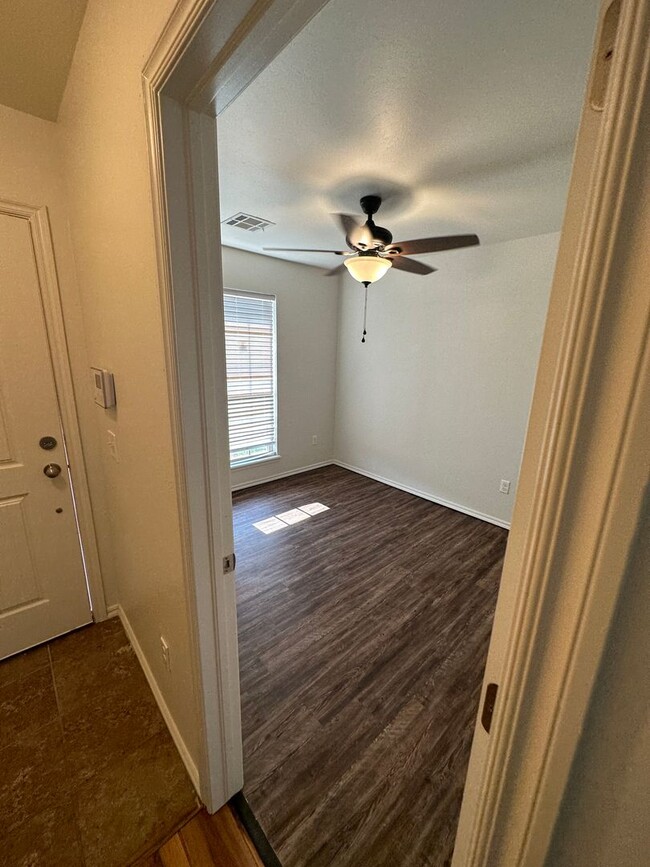 Building Photo - 4 bd/2 ba - Wood Look Floors - Open Plan