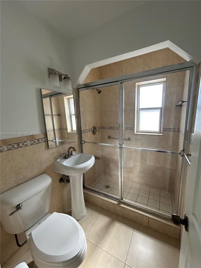 Building Photo - 3400 SW 9th Terrace