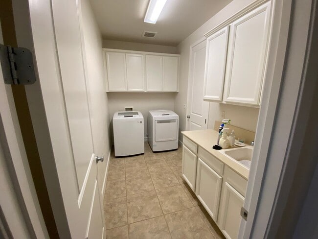 Building Photo - Modern 4 Bed, 3.5 Bath Home with Solar, St...
