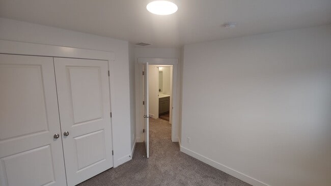 Building Photo - 4 Bed Town Home for Rent in Riverton