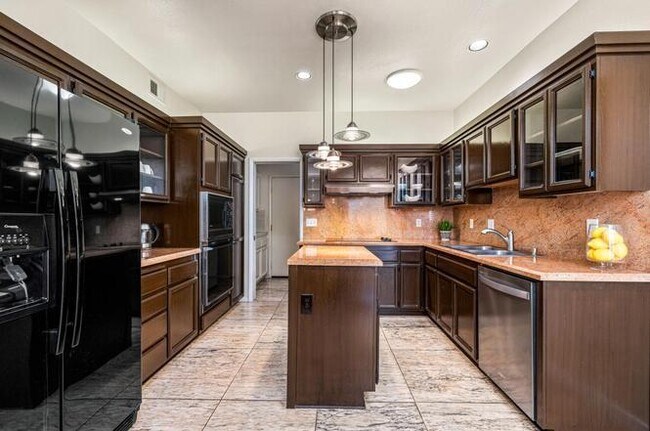 Building Photo - 142 Lakeshore Dr