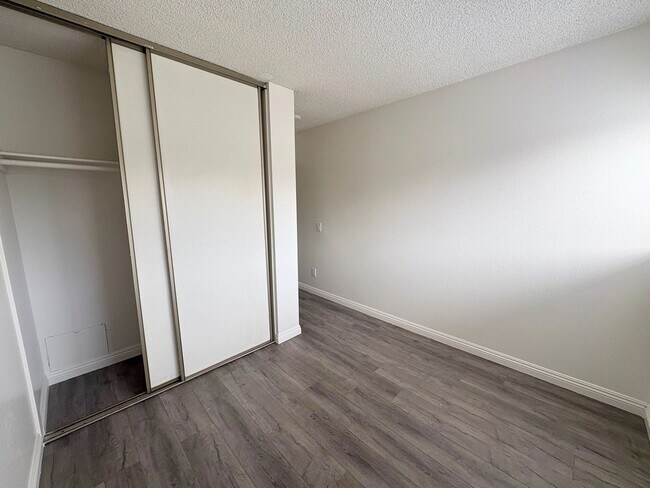 Building Photo - Newly Renovated Condo