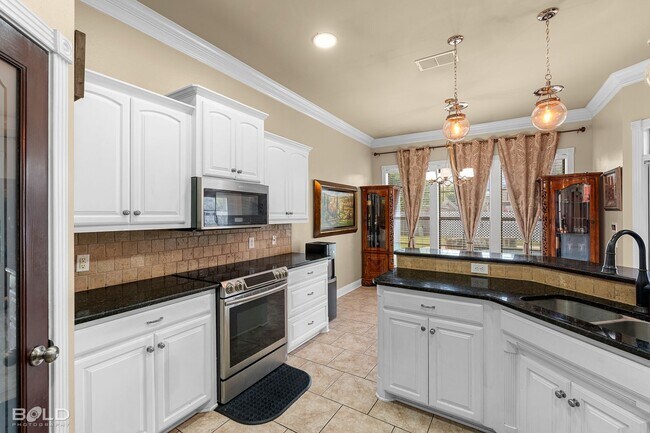 Building Photo - Check Out this 4 Bed 2 Bath with A Pool and Hot Tub