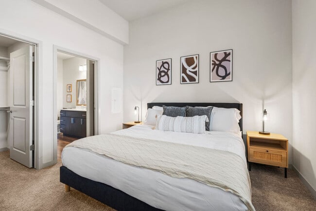 Building Photo - 711 W Broadway Rd