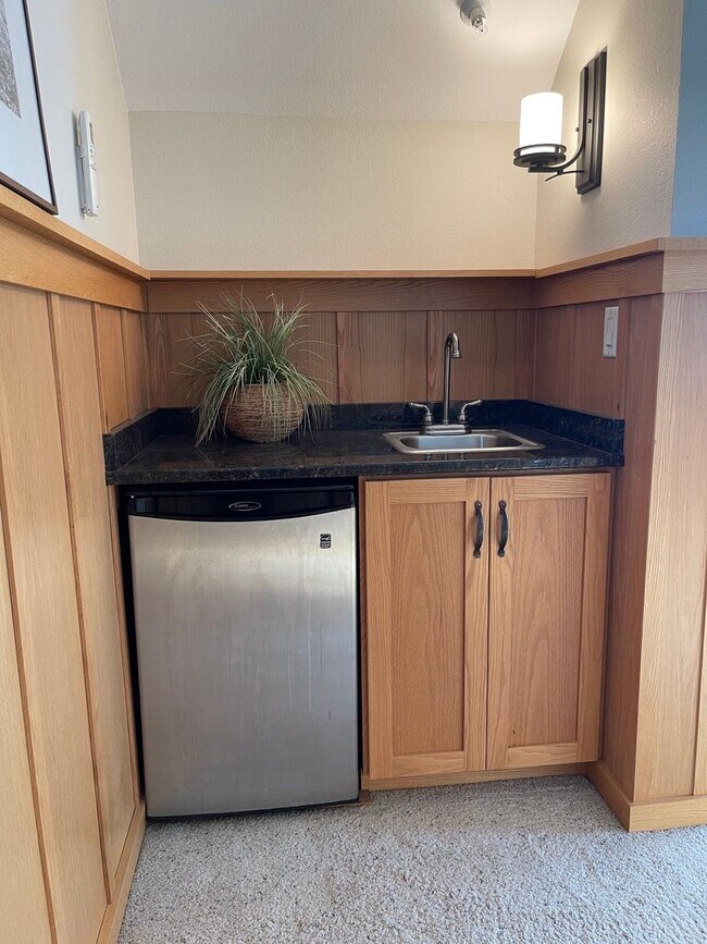 Building Photo - Beacon Pointe Condominium! Stunning furnis...