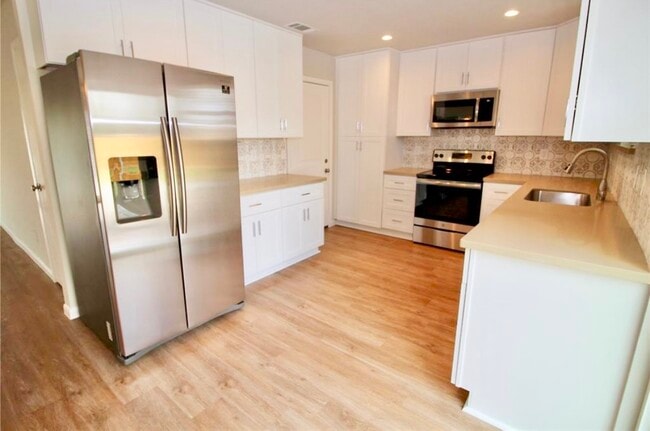 Building Photo - 407 Stadium Ln