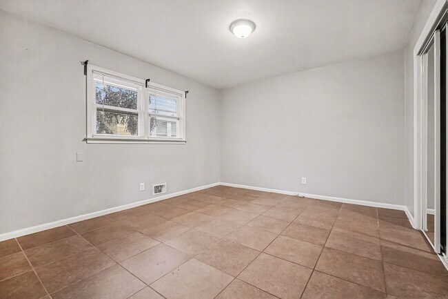 Building Photo - Nice 2BR/1BA Duplex in East Point!