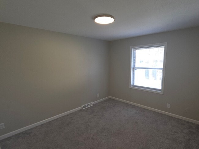 Building Photo - Southside Kenosha 4 bedroom